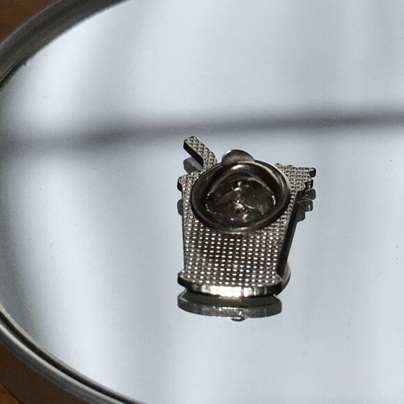 Maker’s Mark mint julep collectible lapel pin - Picture 3 of 4